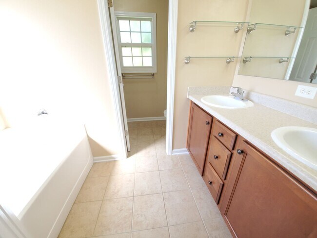 Building Photo - 1665 Kershaw Loop