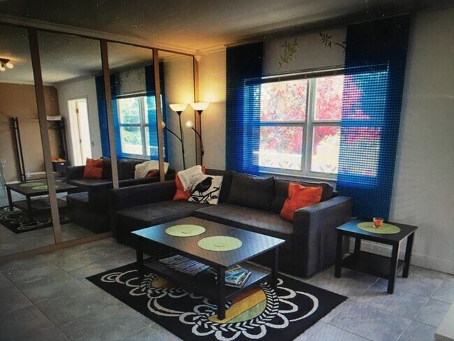 Building Photo - 815 Middle River Dr