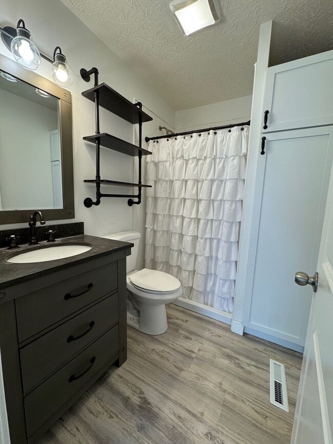 Building Photo - 1008 27th St