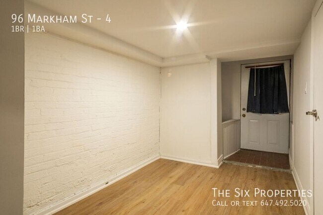 Photo du bâtiment - One Bedroom Apartment Trinity Bellwoods - Lower Level Unit