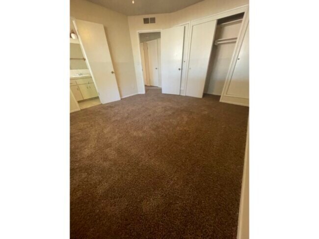 Foto del edificio - big house corner lot, possible rv parking