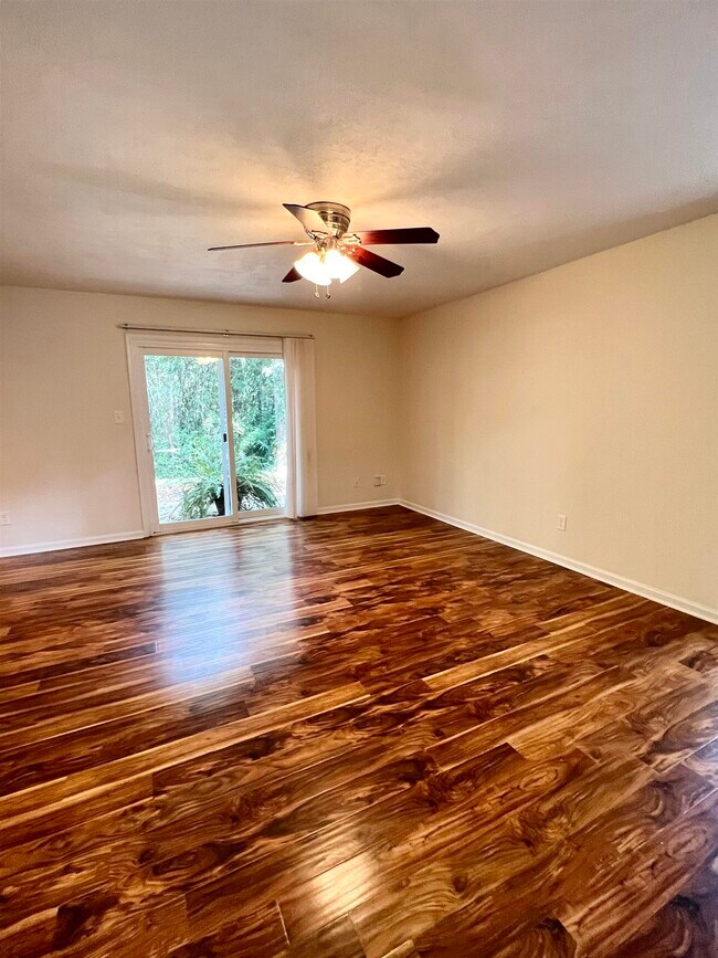 Foto del edificio - 1219 Crestview Ave
