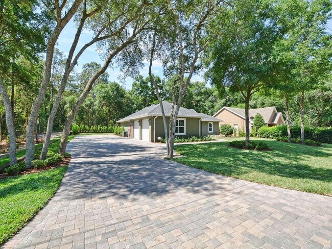 Foto del edificio - Beautifully maintained Executive home conv...
