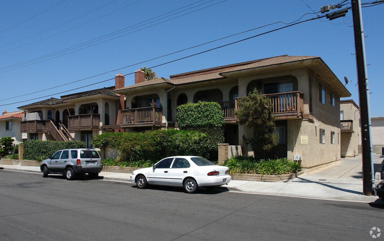 Primary Photo - 16902-16922 Hoskins St