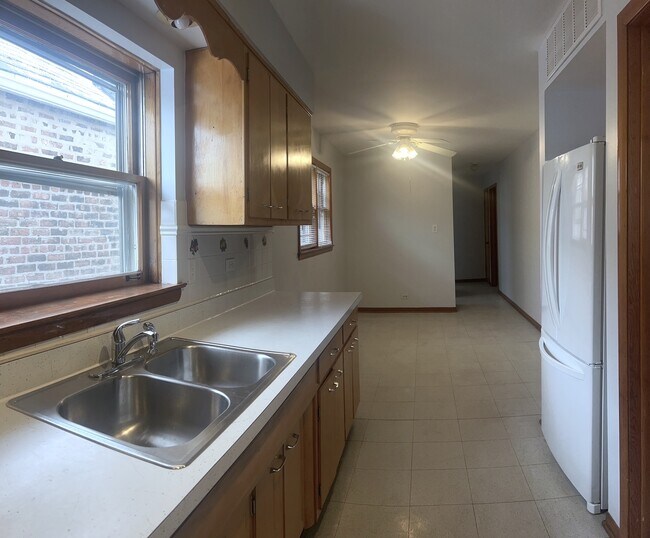 329 W 23rd Pl Unit 2, Chicago, IL 60616 Room for Rent in Chicago, IL