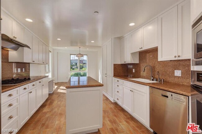 Building Photo - 430 N Oakhurst Dr
