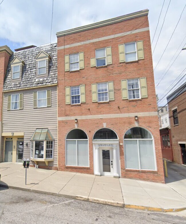 Building Photo - 111 E 6th St