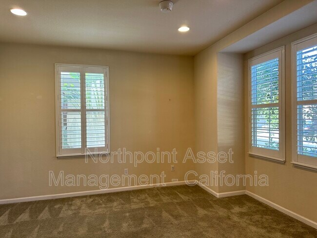 Foto del edificio - 3742 Gresham Ln