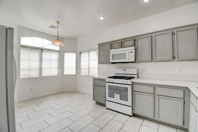 Building Photo - Welcome to this beautiful home with new carpet and new paint in the highly sought-after Green Val...