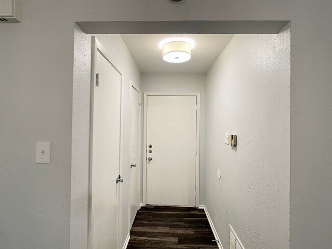 Foto del edificio - Newly Remodeled 3/2 House in Westgate Neighborhood