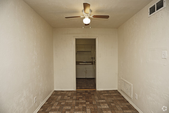 2BR,1BA - 717SF - DINING AREA - Villa de Oro Apartments