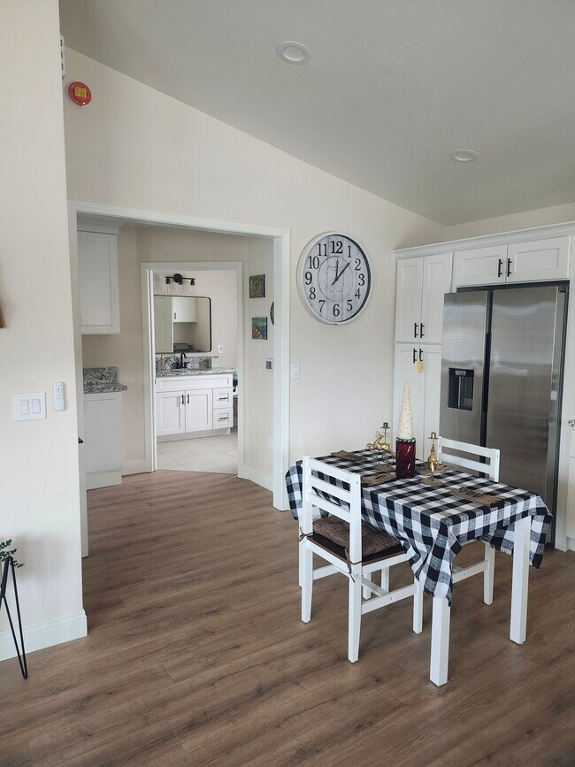 Zona de comedor de la cocina - 27800 Preakness Dr