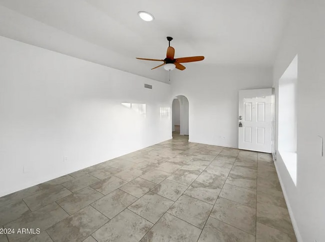 Foto del edificio - 1055 N Recker Rd