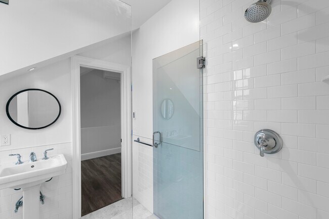 96 EA Baño de lujo - Norwalk Green Living Properties