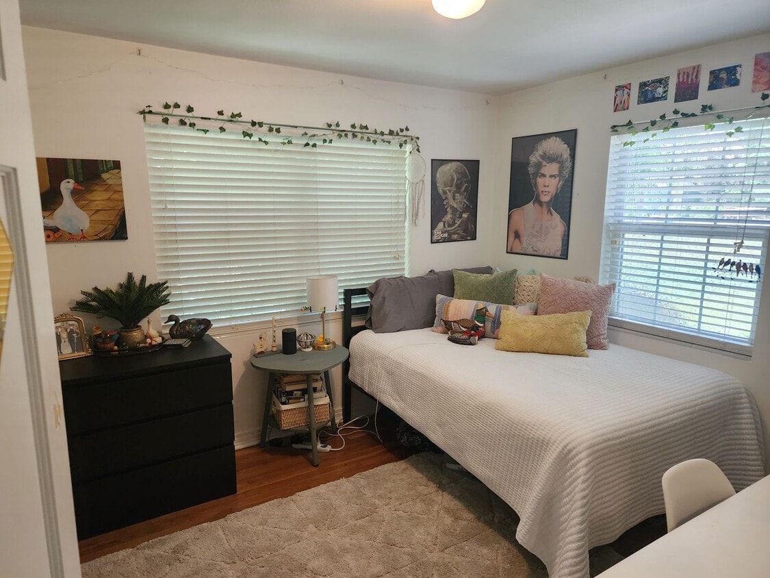 Primary Photo - 4 bedroom house available near UF campus