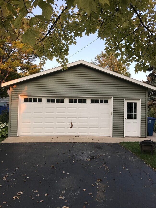 2-car garage - 1316 Evans St
