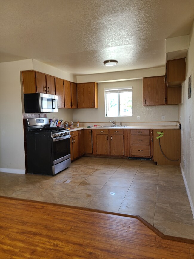KITCHEN - 963 W Upland Ave