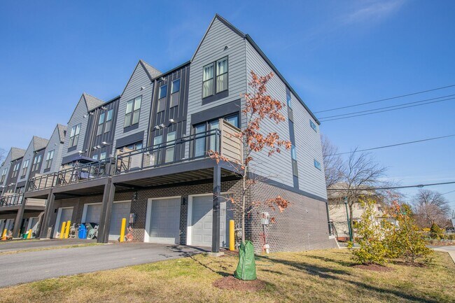 Foto del edificio - Gorgeous 4 BR/3.5 BA EOG Townhome in Silve...