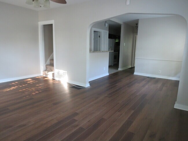 Sala de estar y comedor - 1532 N College Ave