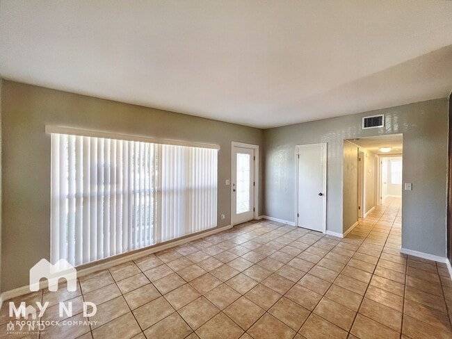 Building Photo - 1602 Simmons Pl