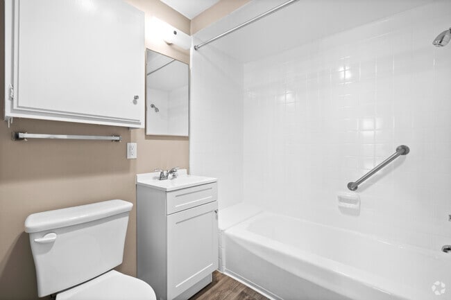 1BR, 1BA - 621SF - Bathroom - Reseda Village Green