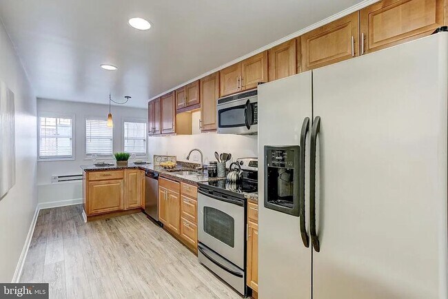 Foto del edificio - Stunning Three-Story Home in the Heart of Canton with Modern Upgrades and Expansive Roof Deck