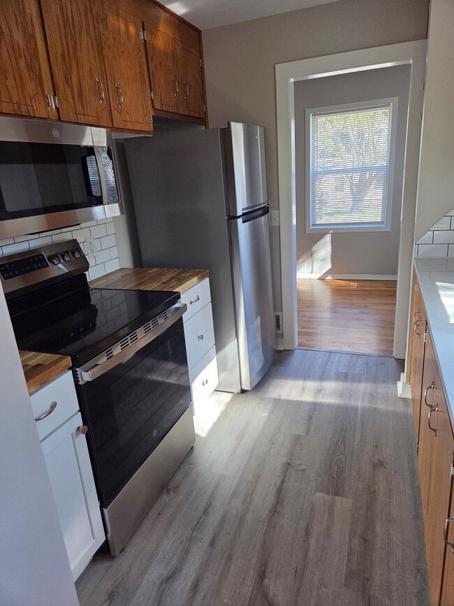 Foto del edificio - 3 bed 1 bath, 1 car detached garage, newly...