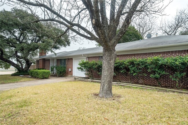 Building Photo - 8859 Tallwood Dr