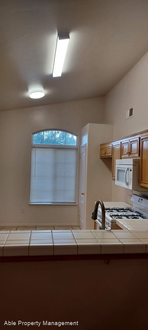 Building Photo - 3 br, 2 bath House - 9510 Millikan Way