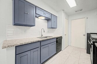 Building Photo - 8334 Country View Dr