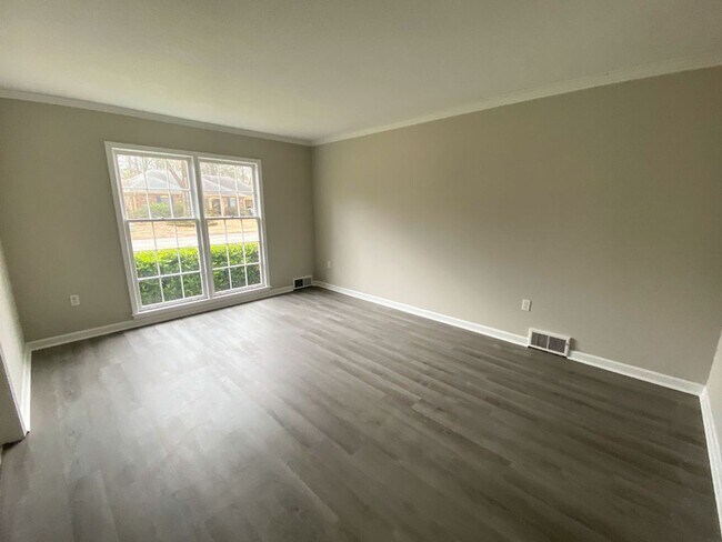 Foto del edificio - 4 Bedroom, 2.5 Bathrooms Near Kirby and McVay
