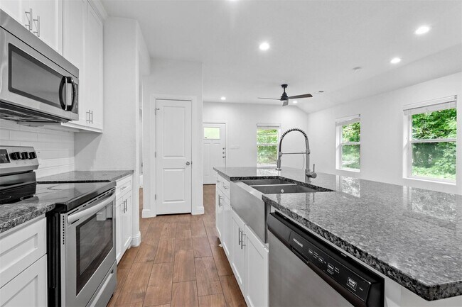 Building Photo - 715 Point Lookout Dr