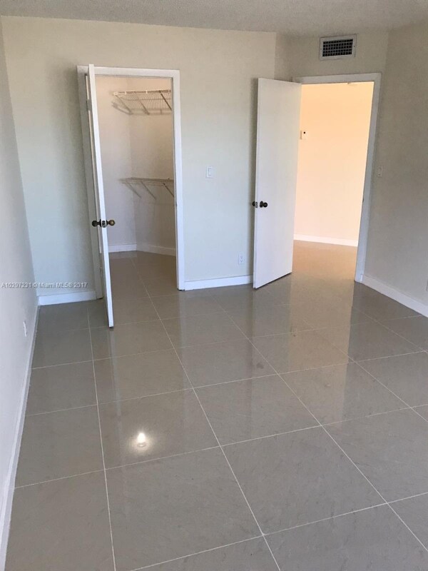 Foto principal - 8290 Lake Dr