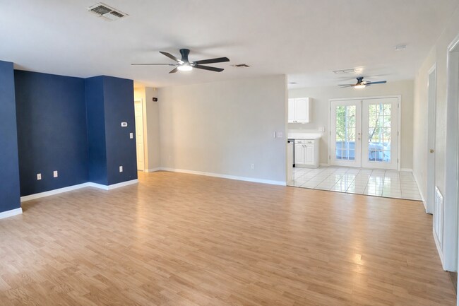 Foto del edificio - 325 E Plymouth Ave