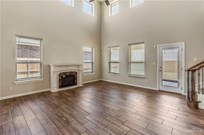 Foto del edificio - 5217 Lost Creek Ln