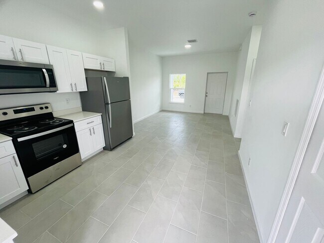 Foto del edificio - Bright & Modern 2 Bed-1 Bath Pet-Friendly Home in Desirable Lehigh Acres!