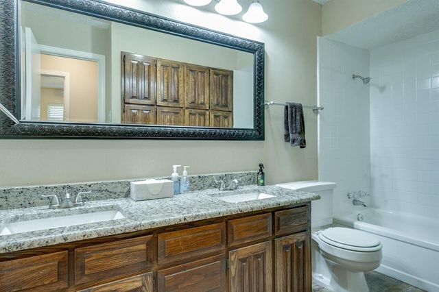 Baño - 417 E Kearney St