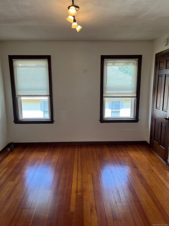 Building Photo - 49 Putnam St