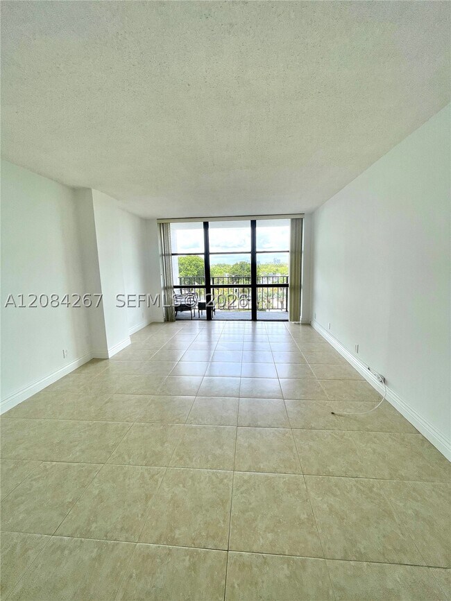 Building Photo - 1000 Parkview Dr