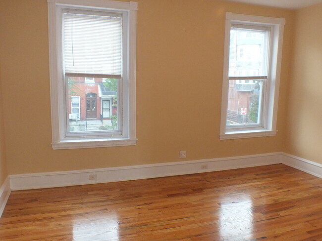 Bright, Third floor, 2-bedroom apartment close to Drexel University. Recently updated and includes new oak flooring, granite counters and views of the Art Museum, Boat House Row and the Schuylkill River. High ceilings, many windows, central air, separate utilities, washer and dryer (coin operated... - 637 North 32nd Street