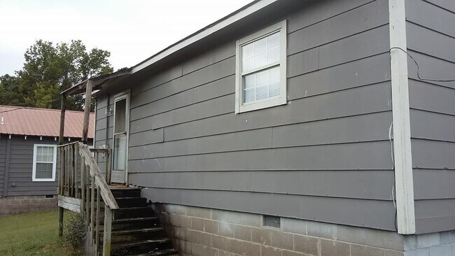 Building Photo - 2 bedroom 1 bath house in Stilwell
