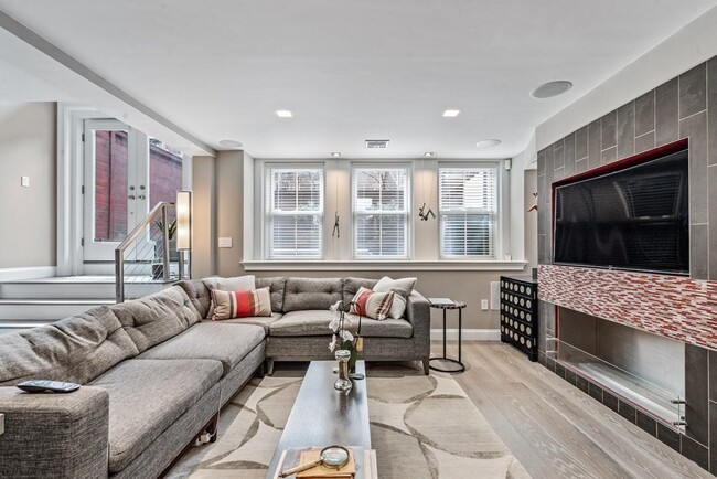 Building Photo - 98 Waltham St