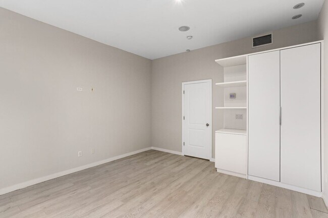 Foto del edificio - ROOM ONLY in 5-bed/2.5-bath Home