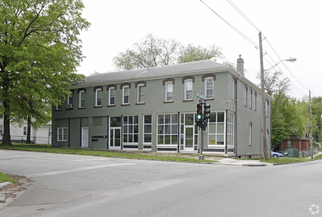 Primary Photo - 900 S Broadway St