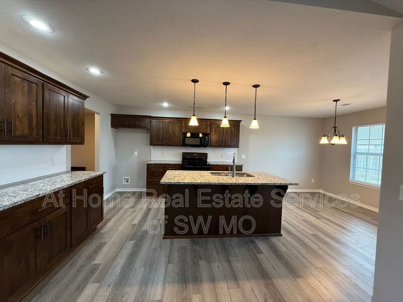 Building Photo - 5593 W Pecan St