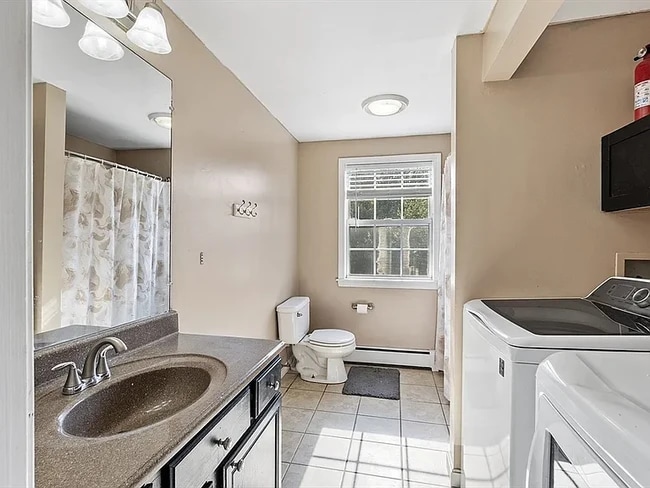 Full Bath/Laundry - 13 Berrington Rd
