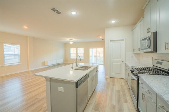 Foto del edificio - 1060 Sunny Lk Dr