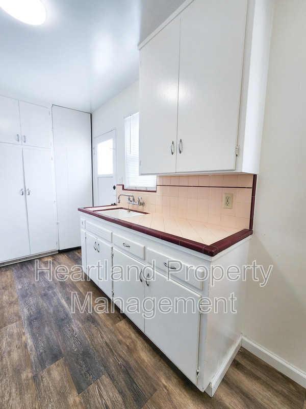 Building Photo - 848 1/2 Emerald Street