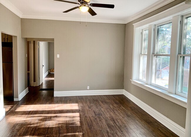 Dining area - 5201 Murdoch Ave
