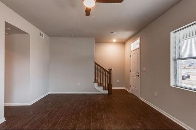 Building Photo - 934 W 22nd Pl